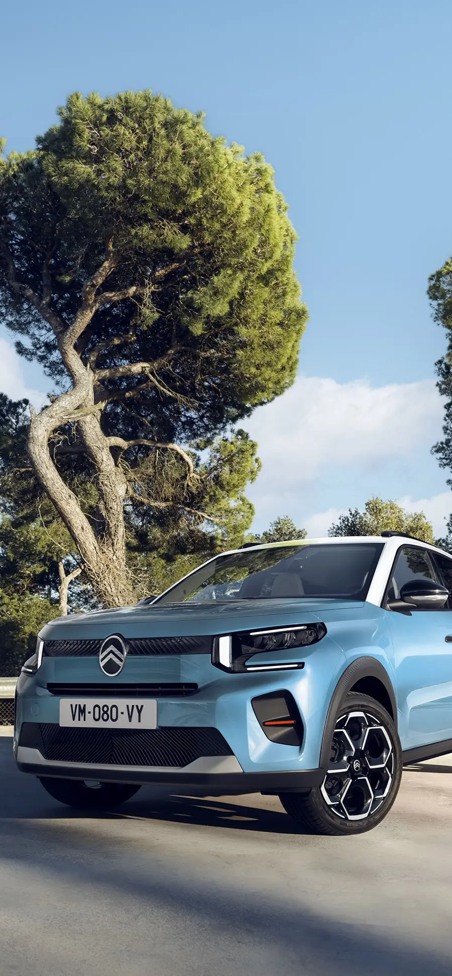 Vista estática frontal tres cuartos del Citroën C3 SUV compacto mostrando un diseño moderno para una movilidad diaria con confianza, eficiente y asequible.