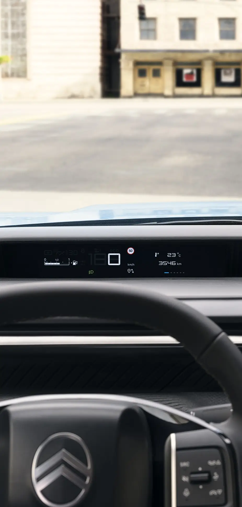 Vista del conductor del Citroën C3 SUV compacto destacando el cuadro de instrumentos digital y la gran pantalla táctil para una conducción diaria intuitiva, moderna y asequible.