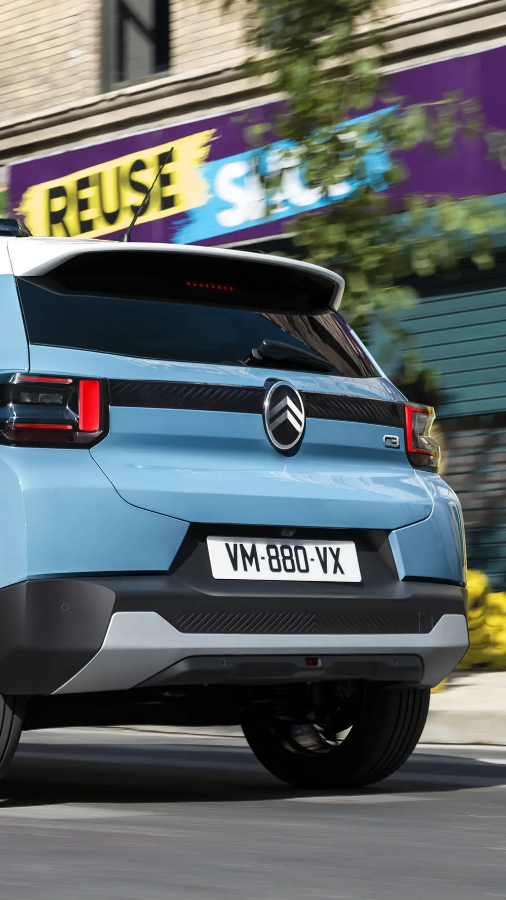 Vista trasera tres cuartos en movimiento del Citroën C3 SUV compacto destacando el diseño moderno de los pilotos traseros para una movilidad con confianza, eficiente y asequible.