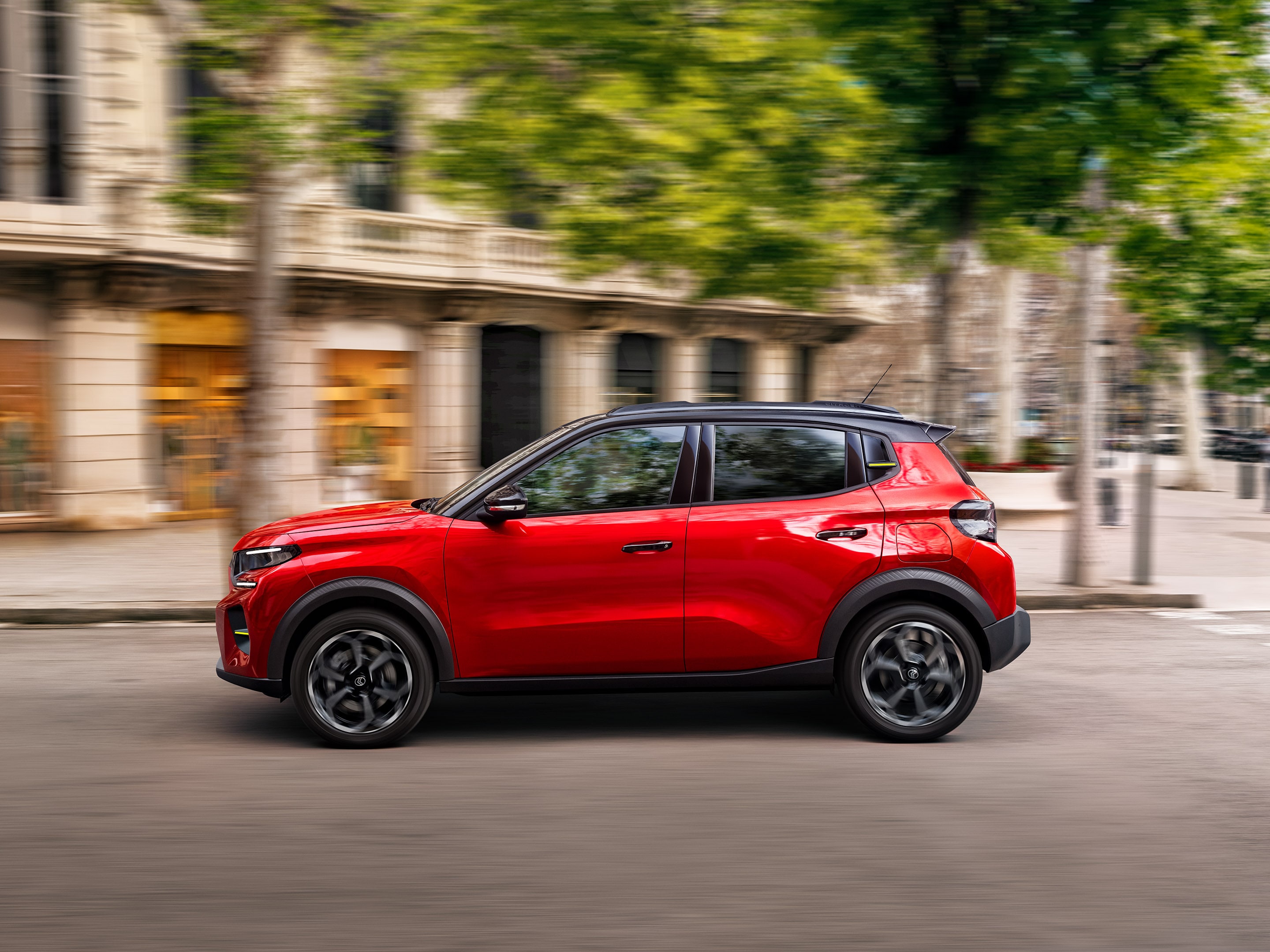 Vista del puesto de conducción del Citroën C3 SUV destacando la pantalla digital para una movilidad urbana intuitiva, asequible y confortable.