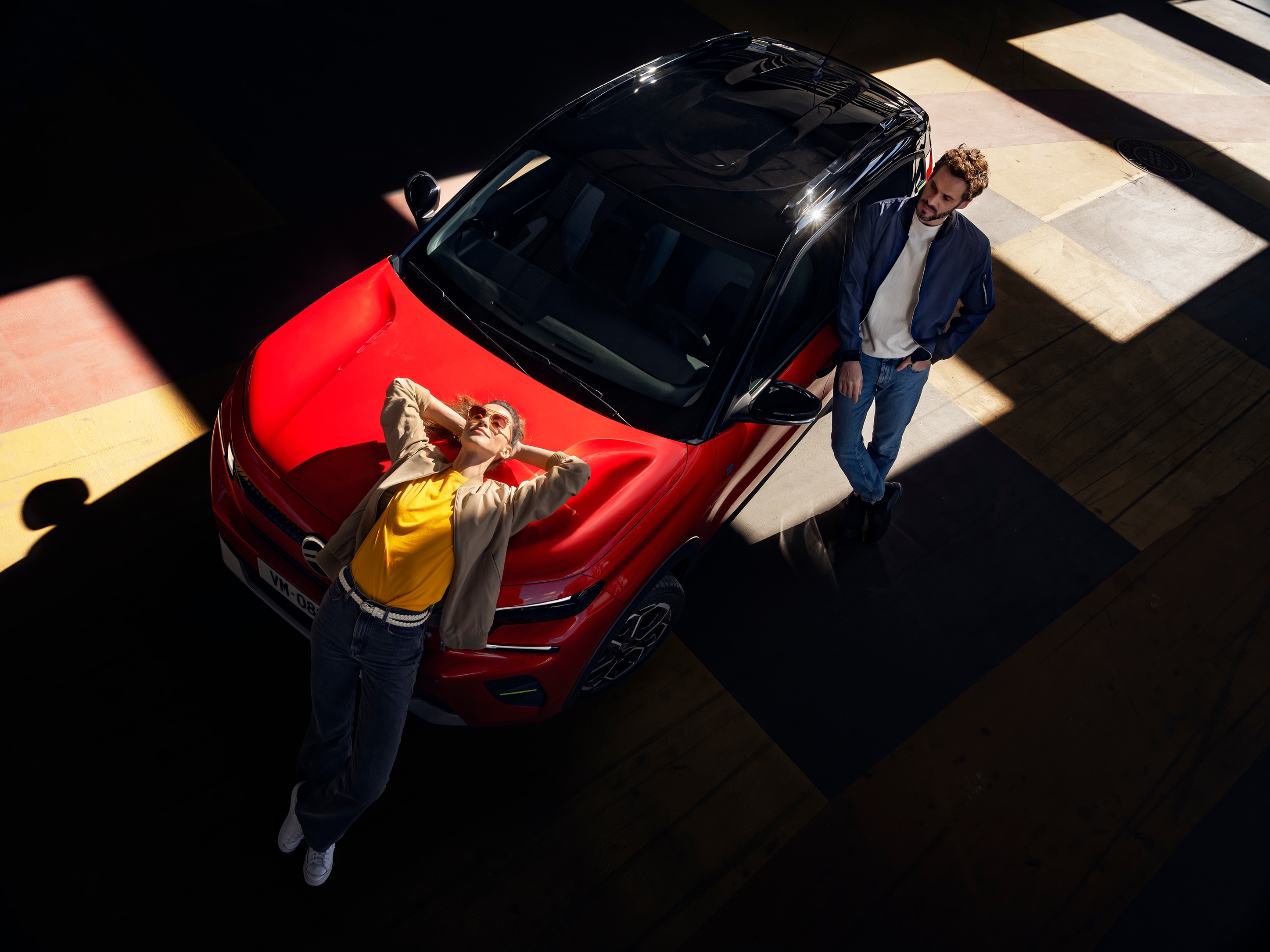 Vista cenital del Citroën C3 SUV destacando su elegante diseño bicolor para una movilidad urbana diaria relajada y asequible.